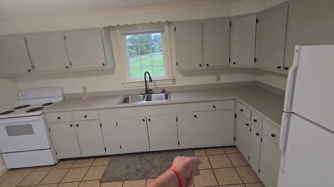 Convenient 3 BR 2 Bath near I95 w/garage - 155 Littlefield Ave, Bangor